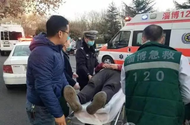 揪心！貨車司機突發疾病，緊急剎車后癱坐駕駛室！