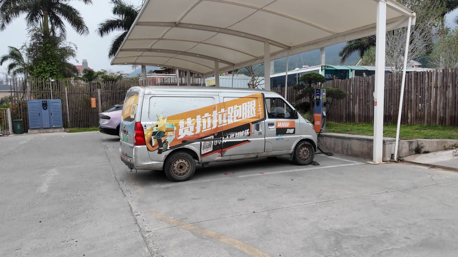 電車跟車記|三十七萬公里，他把一家人的日子跑在車輪上